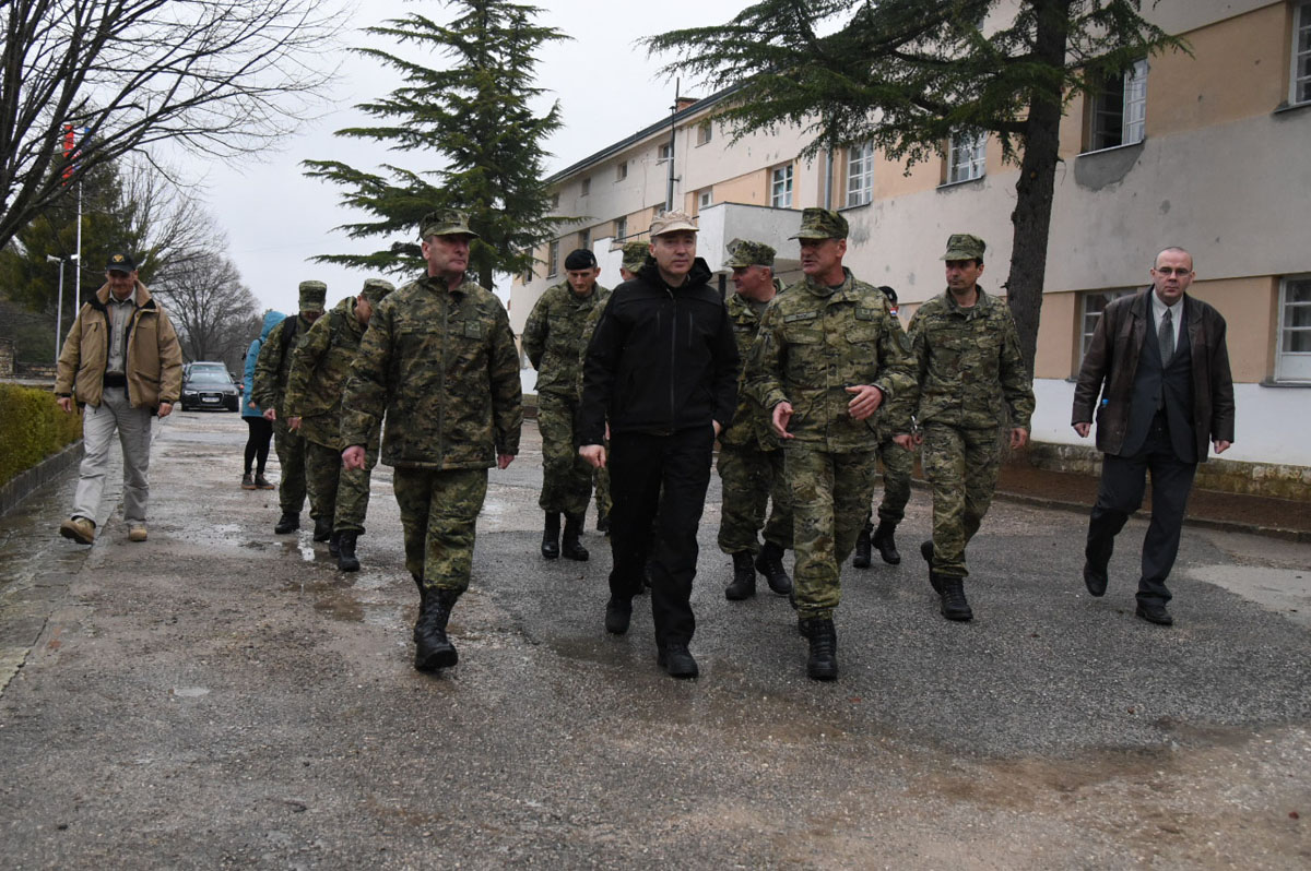 https://www.morh.hr/wp-content/gallery/ministar-krsticevic-obisao-vojarne-u-benkovcu-i-kninu/02_benkovac_24022017_01.jpg