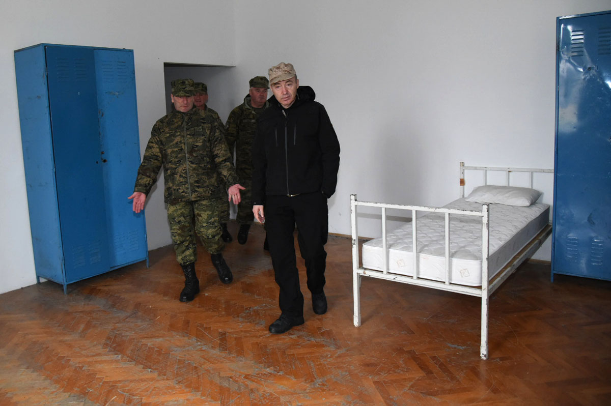 https://www.morh.hr/wp-content/gallery/ministar-krsticevic-obisao-vojarne-u-benkovcu-i-kninu/02_benkovac_24022017_03.jpg