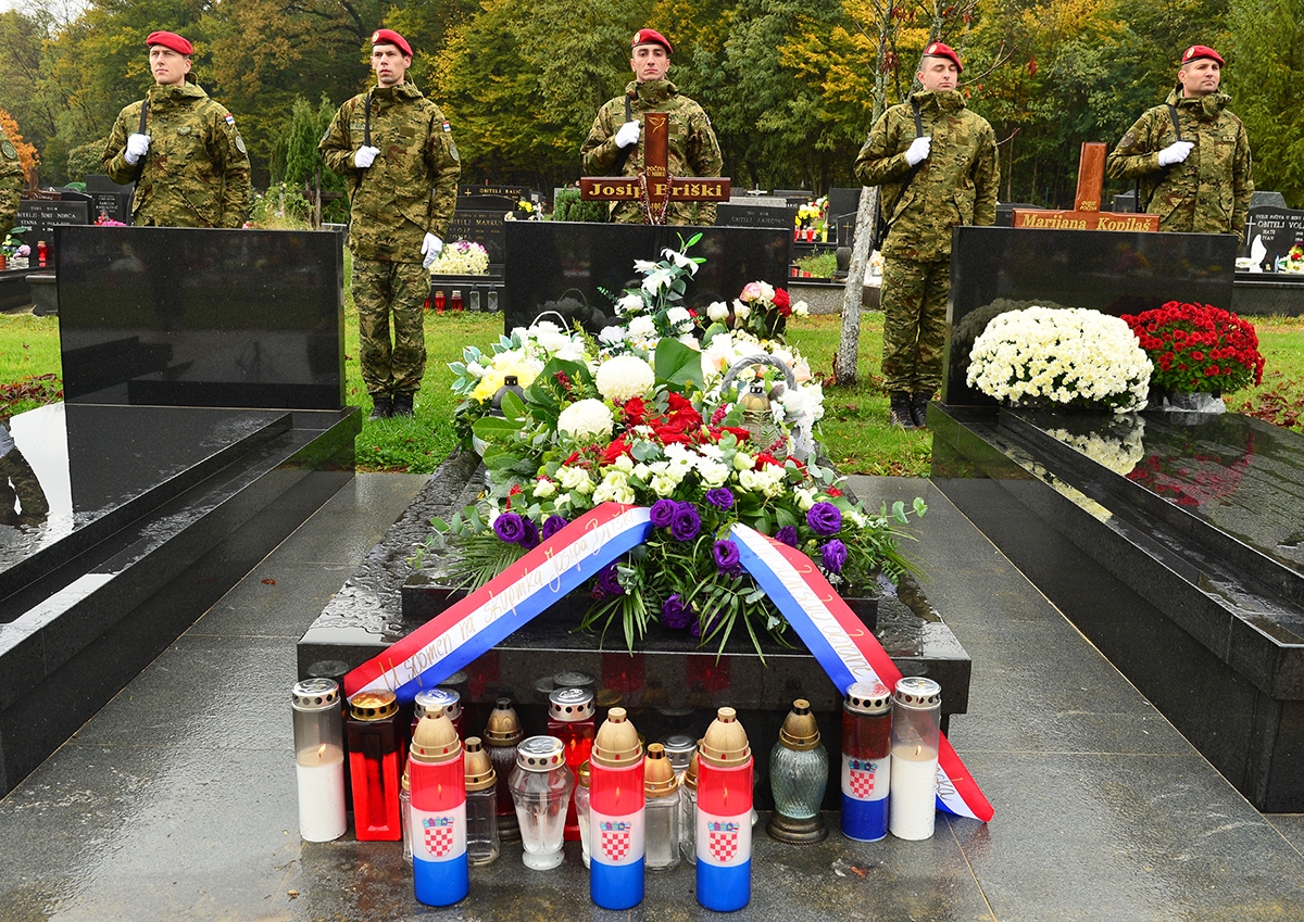 https://www.morh.hr/wp-content/gallery/ministar-krsticevic-odao-pocast-josipu-briskom/josip_briski_vjenci_30102019_2.jpg