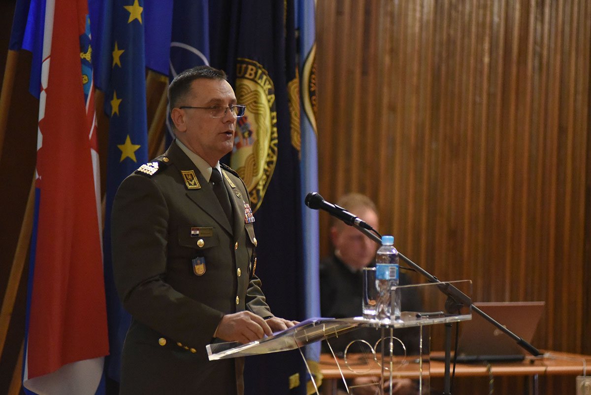 https://www.morh.hr/wp-content/gallery/ministar-krsticevic-odrzao-predavanje-kadetima-hrvatskog-vojnog-ucilista/predavanje_kaadetima19112019_04.jpg