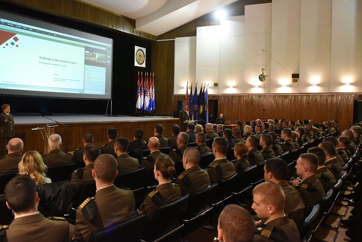 https://www.morh.hr/wp-content/gallery/ministar-krsticevic-odrzao-predavanje-kadetima-hrvatskog-vojnog-ucilista/predavanje_kaadetima19112019_07.jpg