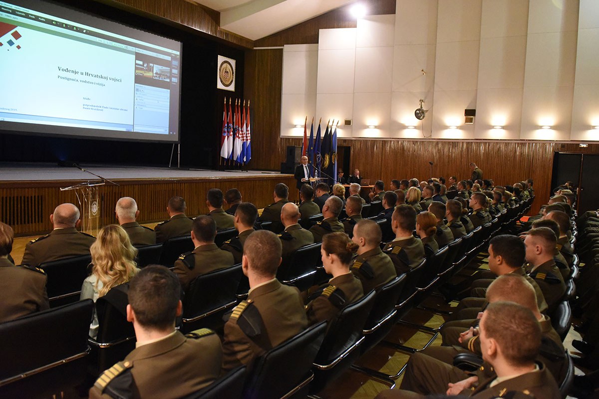 https://www.morh.hr/wp-content/gallery/ministar-krsticevic-odrzao-predavanje-kadetima-hrvatskog-vojnog-ucilista/predavanje_kaadetima19112019_08.jpg