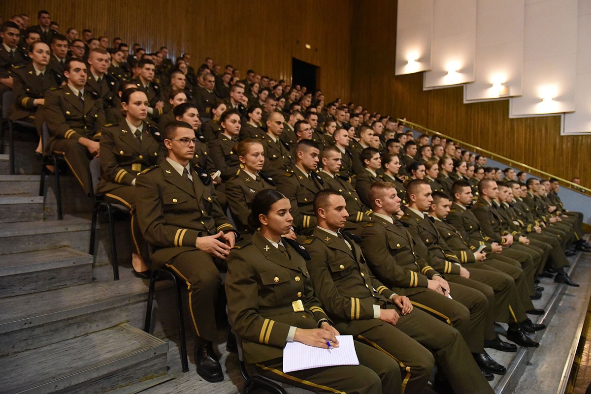 https://www.morh.hr/wp-content/gallery/ministar-krsticevic-odrzao-predavanje-kadetima-hrvatskog-vojnog-ucilista/predavanje_kaadetima19112019_20.jpg