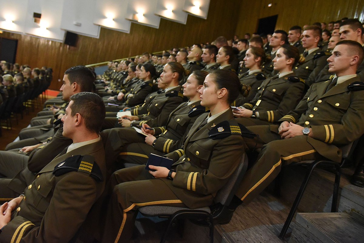 https://www.morh.hr/wp-content/gallery/ministar-krsticevic-odrzao-predavanje-kadetima-hrvatskog-vojnog-ucilista/predavanje_kaadetima19112019_21.jpg