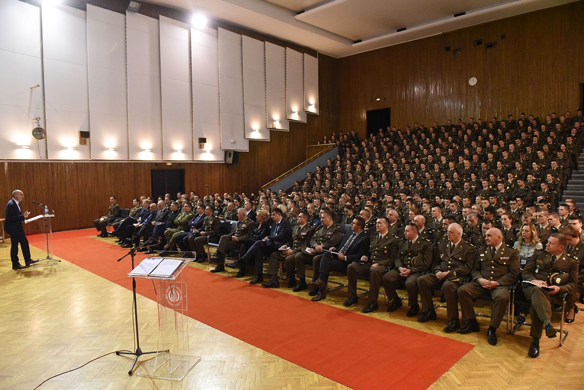 https://www.morh.hr/wp-content/gallery/ministar-krsticevic-odrzao-predavanje-kadetima-hrvatskog-vojnog-ucilista/predavanje_kaadetima19112019_24.jpg