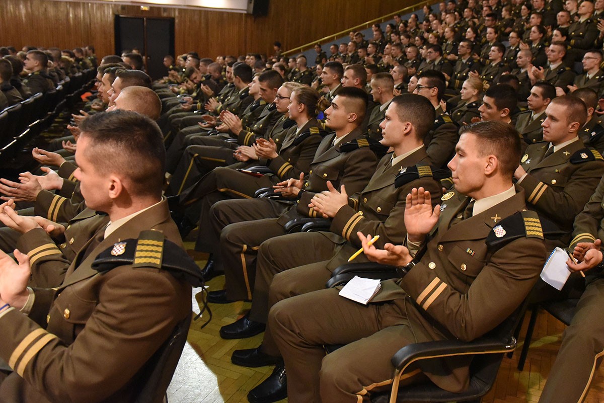 https://www.morh.hr/wp-content/gallery/ministar-krsticevic-odrzao-predavanje-kadetima-hrvatskog-vojnog-ucilista/predavanje_kaadetima19112019_27.jpg