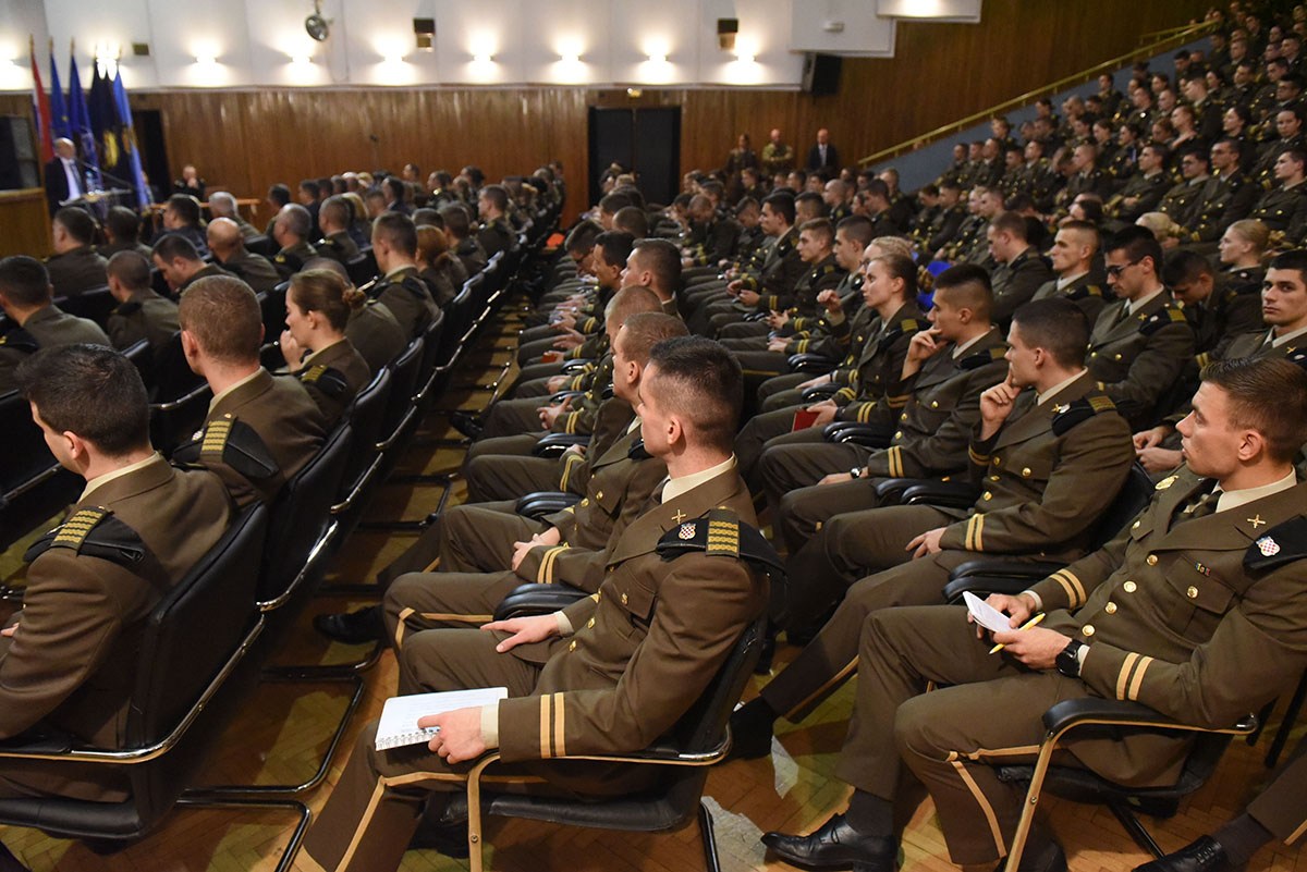 https://www.morh.hr/wp-content/gallery/ministar-krsticevic-odrzao-predavanje-kadetima-hrvatskog-vojnog-ucilista/predavanje_kaadetima19112019_30.jpg