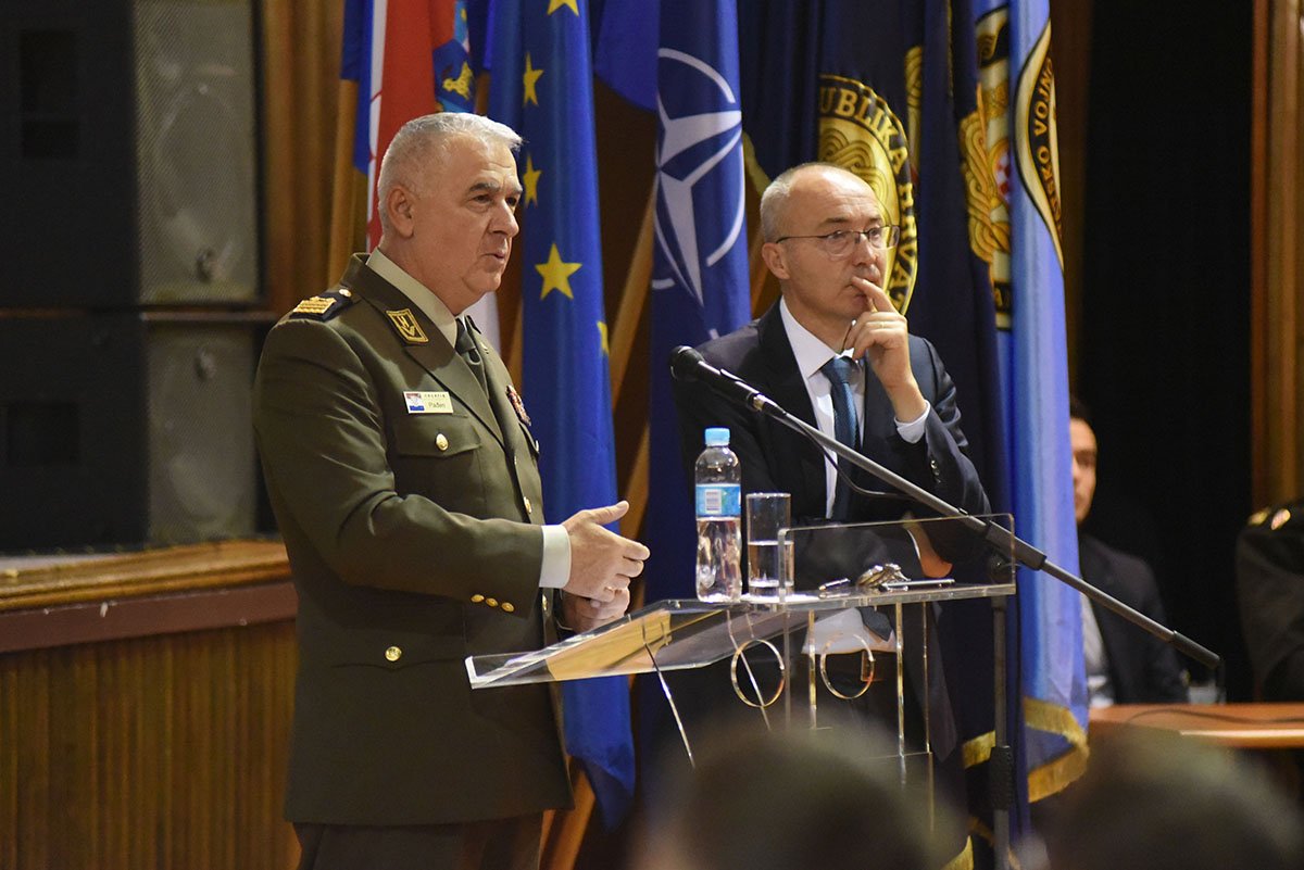 https://www.morh.hr/wp-content/gallery/ministar-krsticevic-odrzao-predavanje-kadetima-hrvatskog-vojnog-ucilista/predavanje_kaadetima19112019_31.jpg