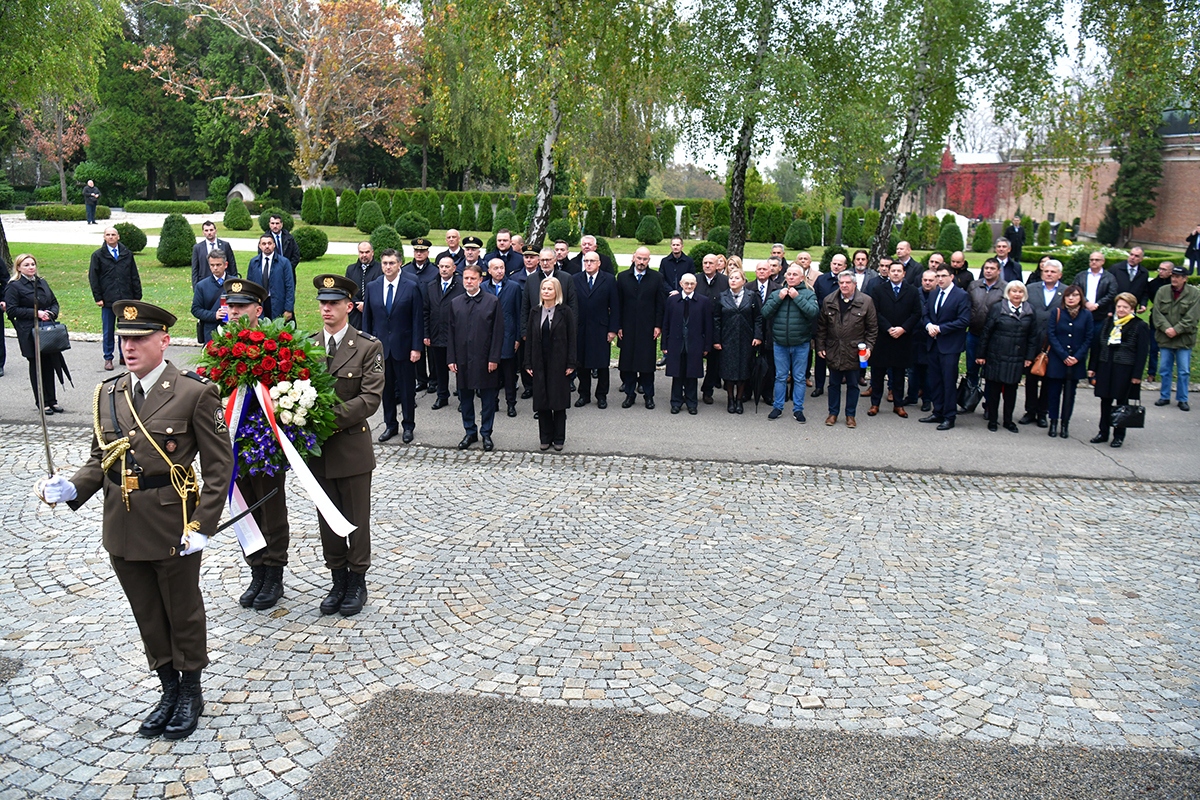 https://www.morh.hr/wp-content/gallery/ministar-krsticevic-polozio-vijence-na-zagrebackom-groblju-mirogoj/polaganje_vijenaca_30102019_06.jpg
