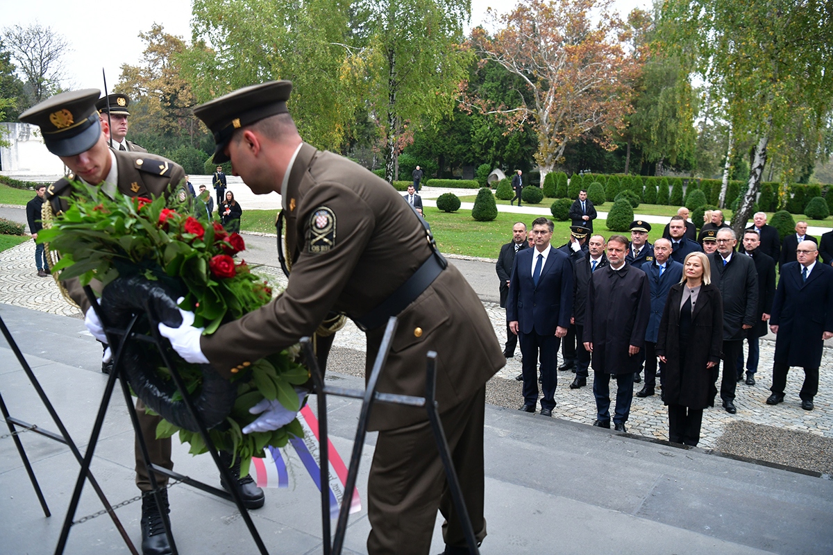 https://www.morh.hr/wp-content/gallery/ministar-krsticevic-polozio-vijence-na-zagrebackom-groblju-mirogoj/polaganje_vijenaca_30102019_07.jpg