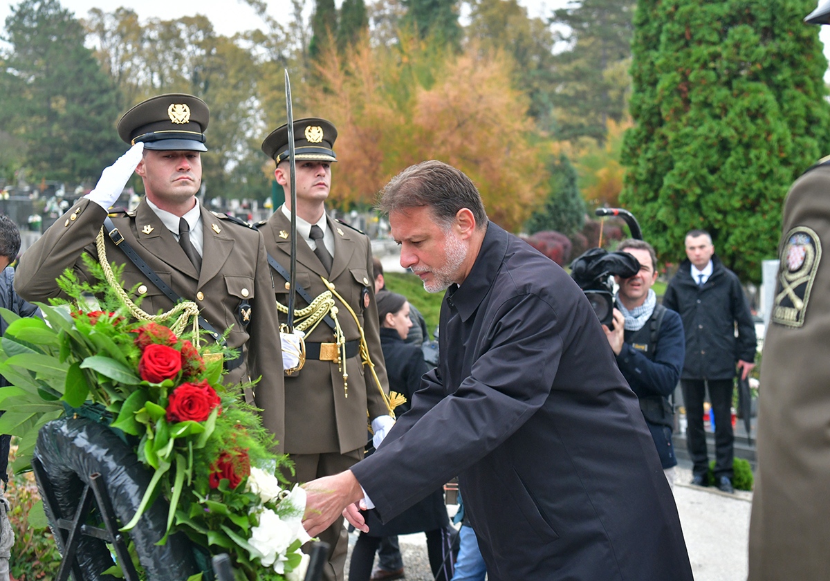 https://www.morh.hr/wp-content/gallery/ministar-krsticevic-polozio-vijence-na-zagrebackom-groblju-mirogoj/polaganje_vijenaca_30102019_11.jpg