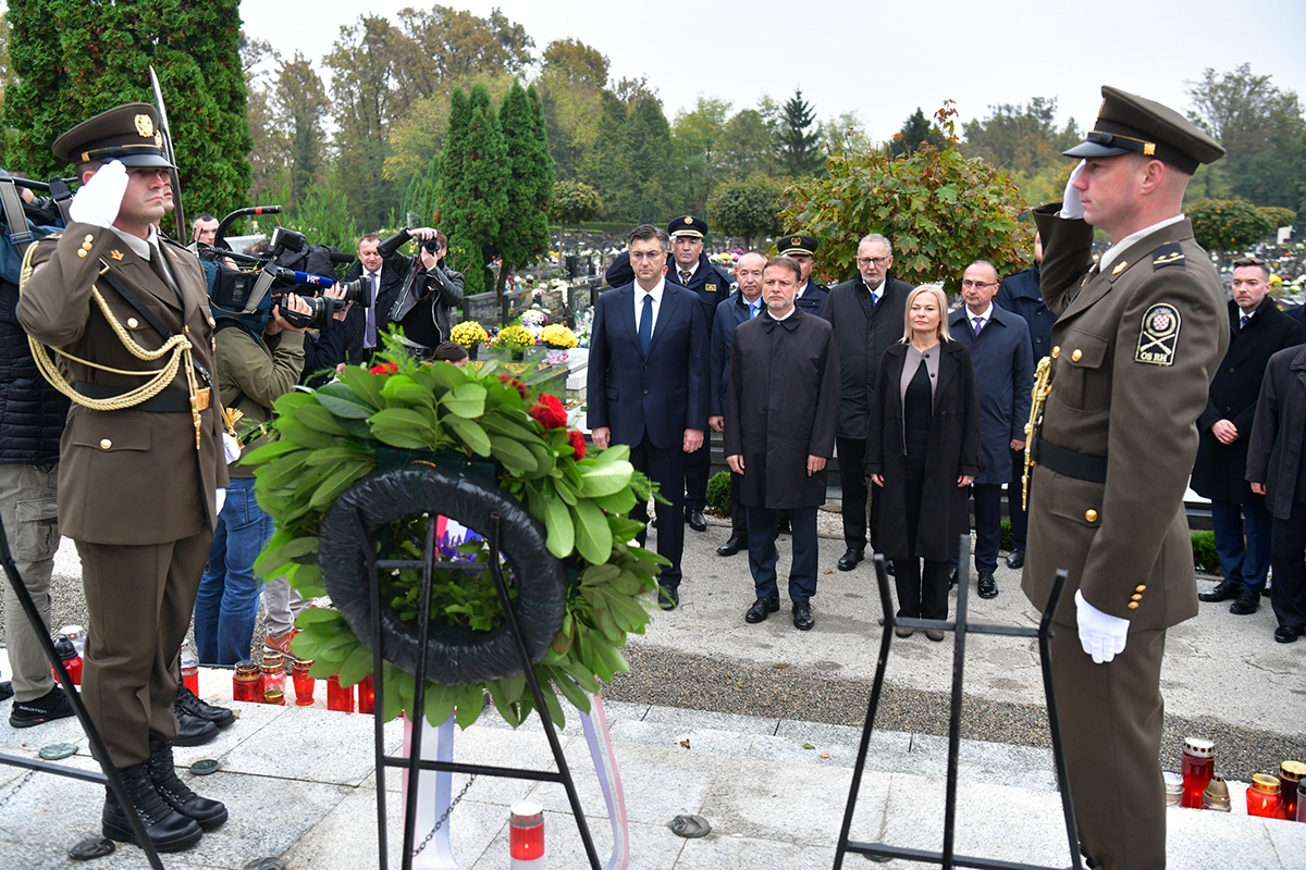 https://www.morh.hr/wp-content/gallery/ministar-krsticevic-polozio-vijence-na-zagrebackom-groblju-mirogoj/polaganje_vijenaca_30102019_12.jpg