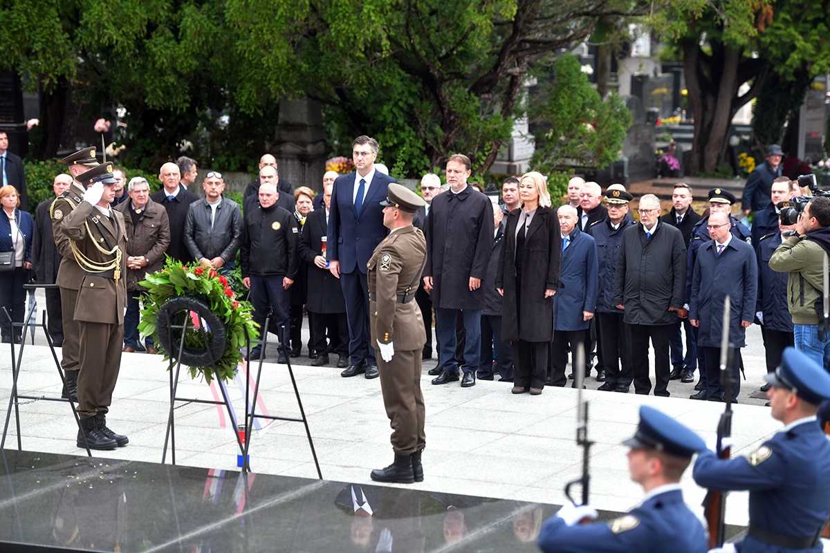 https://www.morh.hr/wp-content/gallery/ministar-krsticevic-polozio-vijence-na-zagrebackom-groblju-mirogoj/polaganje_vijenaca_30102019_13.jpg
