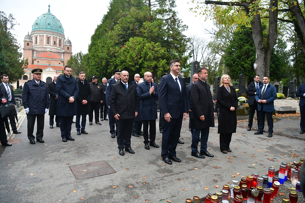 https://www.morh.hr/wp-content/gallery/ministar-krsticevic-polozio-vijence-na-zagrebackom-groblju-mirogoj/polaganje_vijenaca_30102019_14.jpg