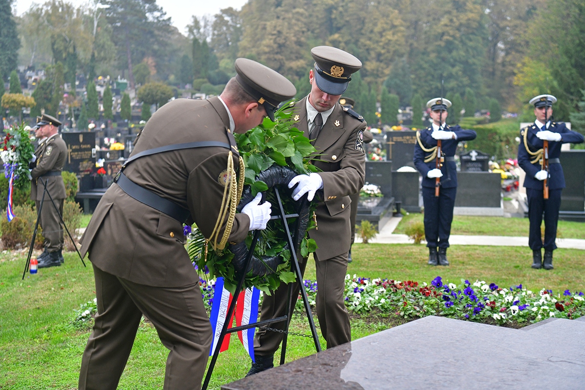 https://www.morh.hr/wp-content/gallery/ministar-krsticevic-polozio-vijence-na-zagrebackom-groblju-mirogoj/polaganje_vijenaca_30102019_17.jpg