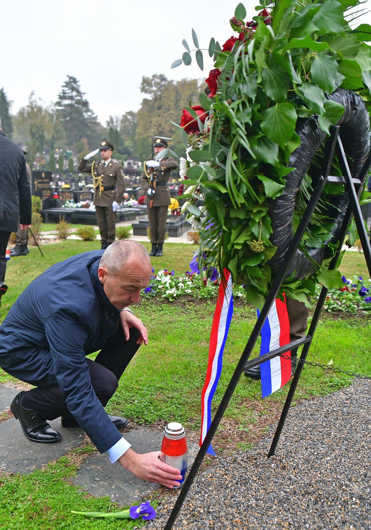 https://www.morh.hr/wp-content/gallery/ministar-krsticevic-polozio-vijence-na-zagrebackom-groblju-mirogoj/polaganje_vijenaca_30102019_18.jpg