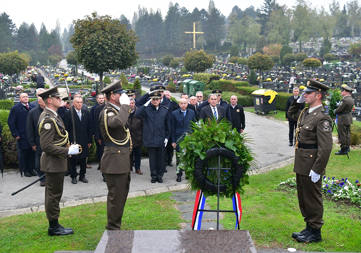 https://www.morh.hr/wp-content/gallery/ministar-krsticevic-polozio-vijence-na-zagrebackom-groblju-mirogoj/polaganje_vijenaca_30102019_19.jpg