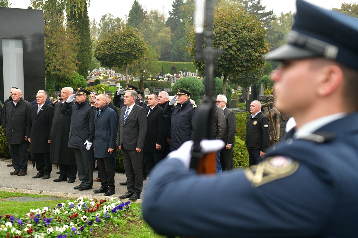 https://www.morh.hr/wp-content/gallery/ministar-krsticevic-polozio-vijence-na-zagrebackom-groblju-mirogoj/polaganje_vijenaca_30102019_20.jpg
