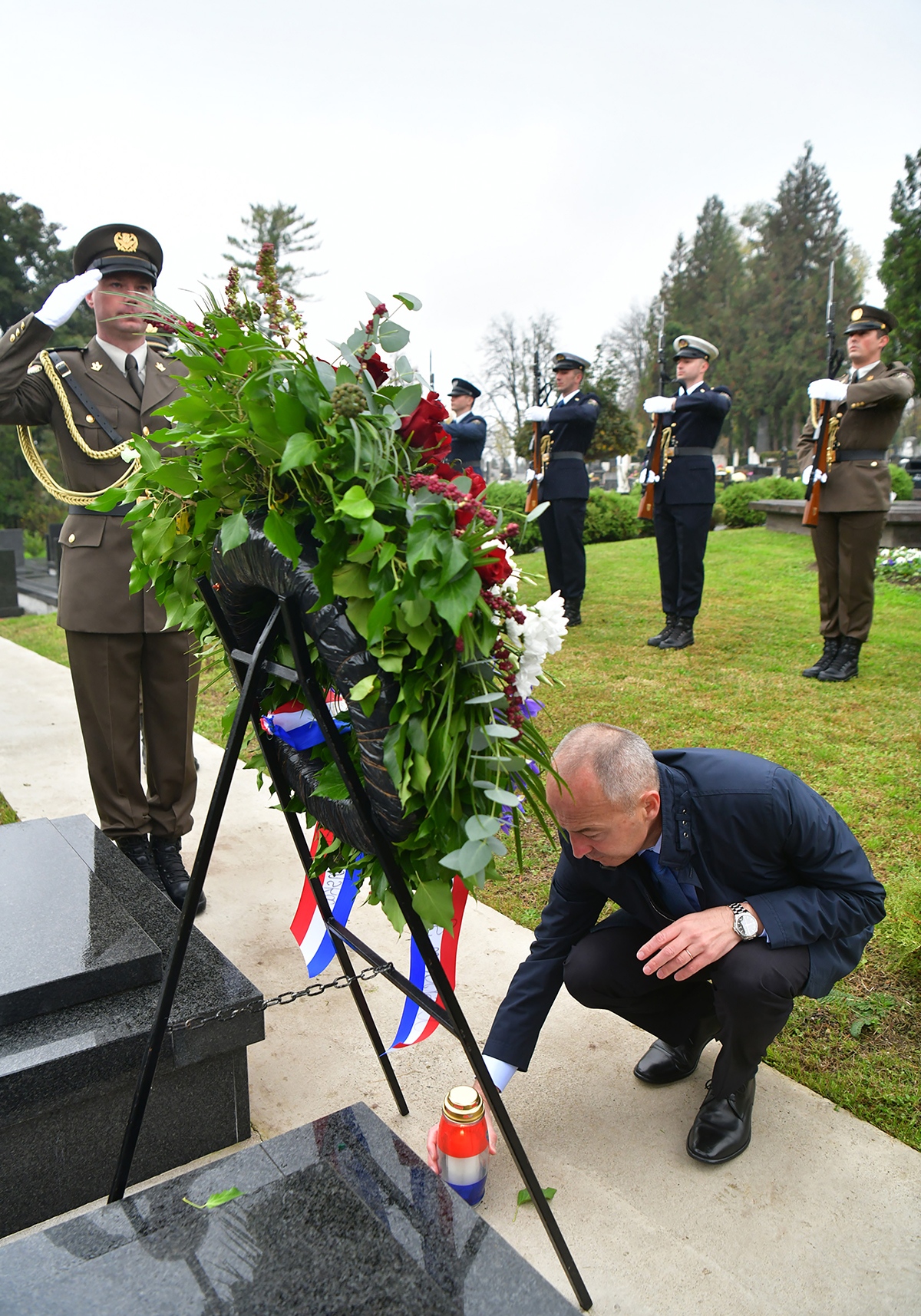 https://www.morh.hr/wp-content/gallery/ministar-krsticevic-polozio-vijence-na-zagrebackom-groblju-mirogoj/polaganje_vijenaca_30102019_22.jpg