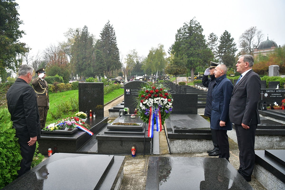 https://www.morh.hr/wp-content/gallery/ministar-krsticevic-polozio-vijence-na-zagrebackom-groblju-mirogoj/polaganje_vijenaca_30102019_29.jpg