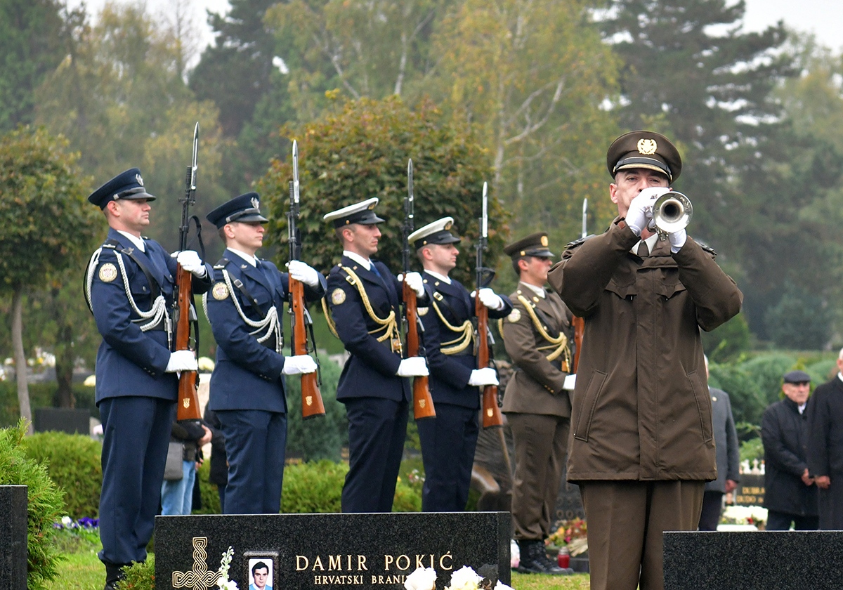 https://www.morh.hr/wp-content/gallery/ministar-krsticevic-polozio-vijence-na-zagrebackom-groblju-mirogoj/polaganje_vijenaca_30102019_30.jpg