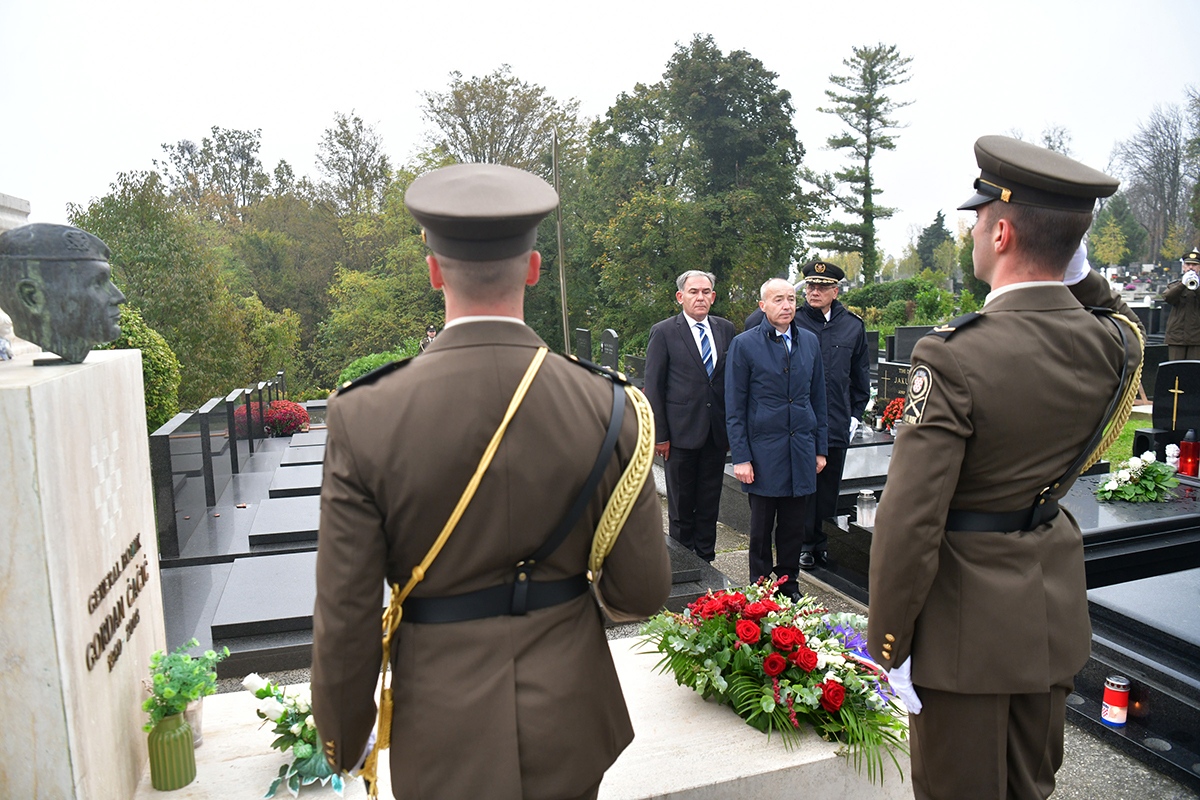 https://www.morh.hr/wp-content/gallery/ministar-krsticevic-polozio-vijence-na-zagrebackom-groblju-mirogoj/polaganje_vijenaca_30102019_34.jpg