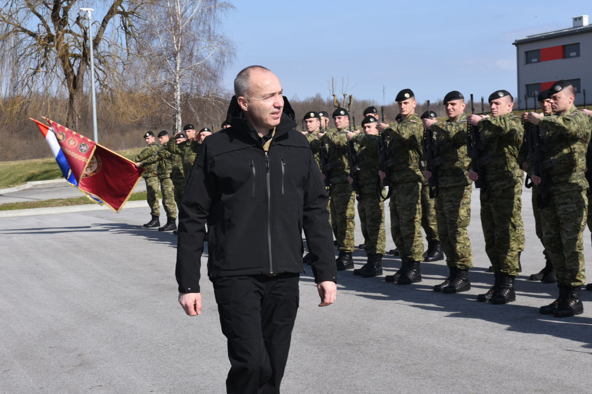 https://www.morh.hr/wp-content/gallery/ministar-krsticevic-posjetio-gardijsko-mehaniziranu-brigadu-u-petrinji-2/petrinja_03032017_01.jpg
