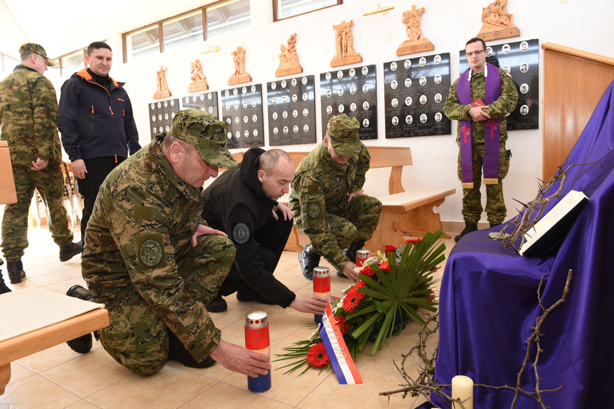 https://www.morh.hr/wp-content/gallery/ministar-krsticevic-posjetio-gardijsko-mehaniziranu-brigadu-u-petrinji-2/petrinja_03032017_04.jpg