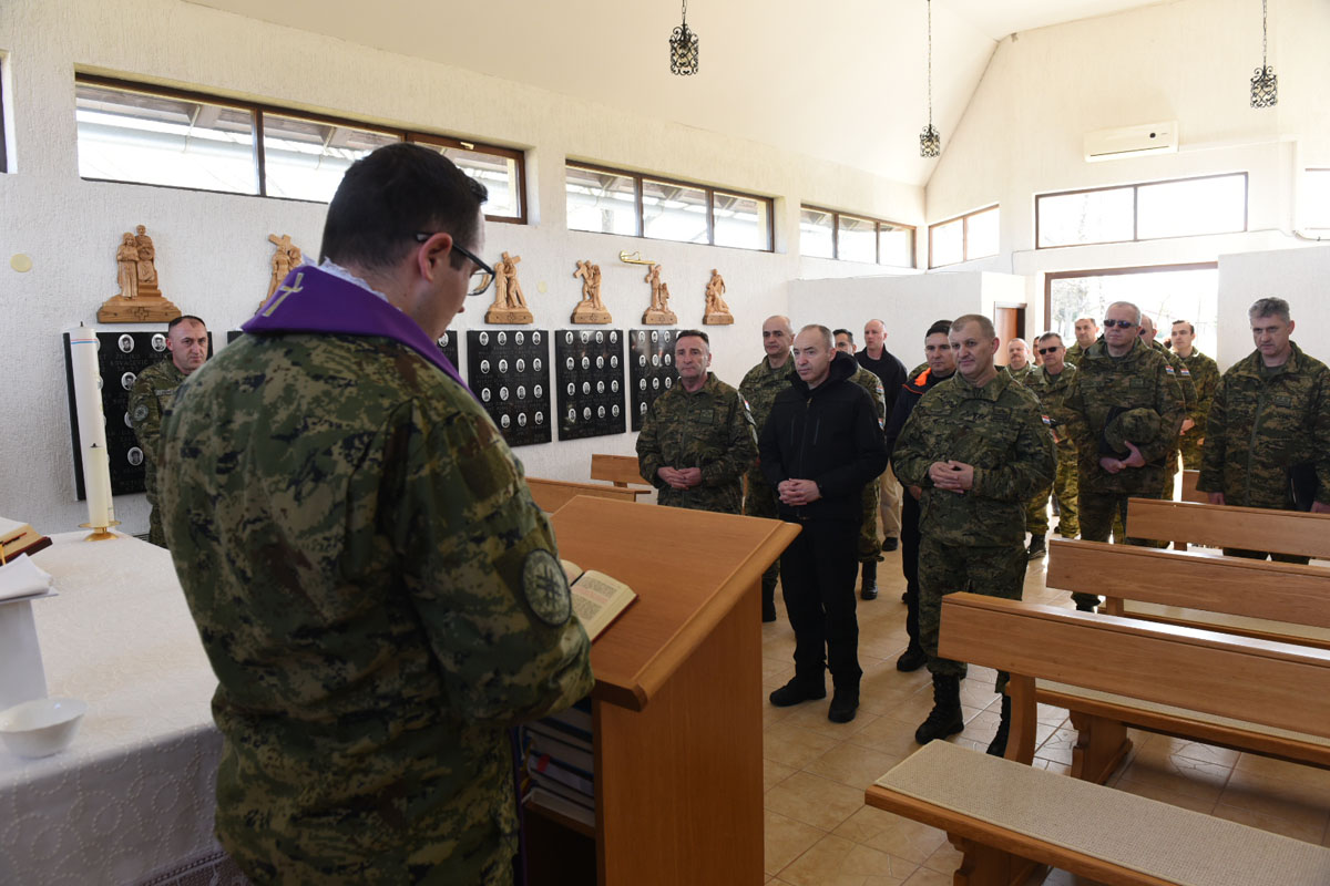 https://www.morh.hr/wp-content/gallery/ministar-krsticevic-posjetio-gardijsko-mehaniziranu-brigadu-u-petrinji-2/petrinja_03032017_05.jpg