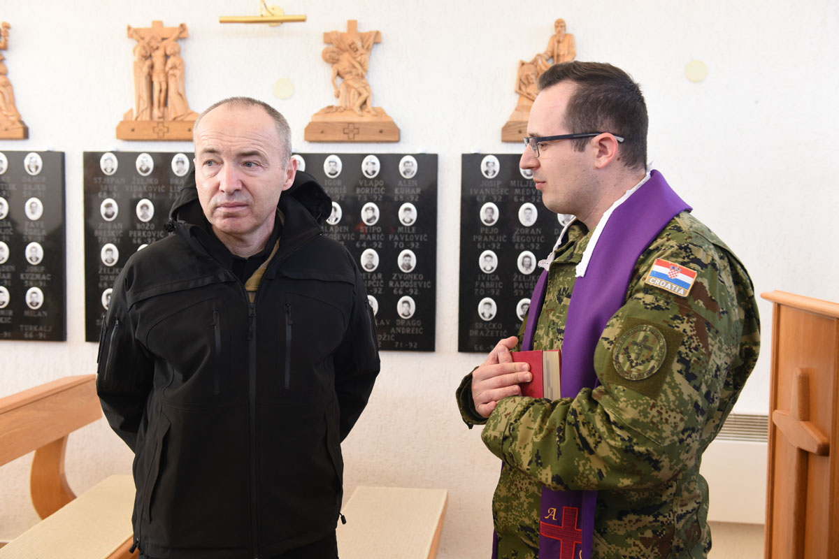 https://www.morh.hr/wp-content/gallery/ministar-krsticevic-posjetio-gardijsko-mehaniziranu-brigadu-u-petrinji-2/petrinja_03032017_07.jpg