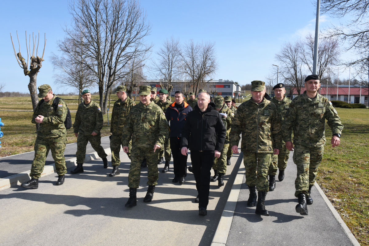 https://www.morh.hr/wp-content/gallery/ministar-krsticevic-posjetio-gardijsko-mehaniziranu-brigadu-u-petrinji-2/petrinja_03032017_08.jpg