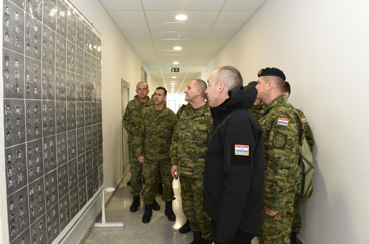 https://www.morh.hr/wp-content/gallery/ministar-krsticevic-posjetio-gardijsko-mehaniziranu-brigadu-u-petrinji-2/petrinja_03032017_09.jpg