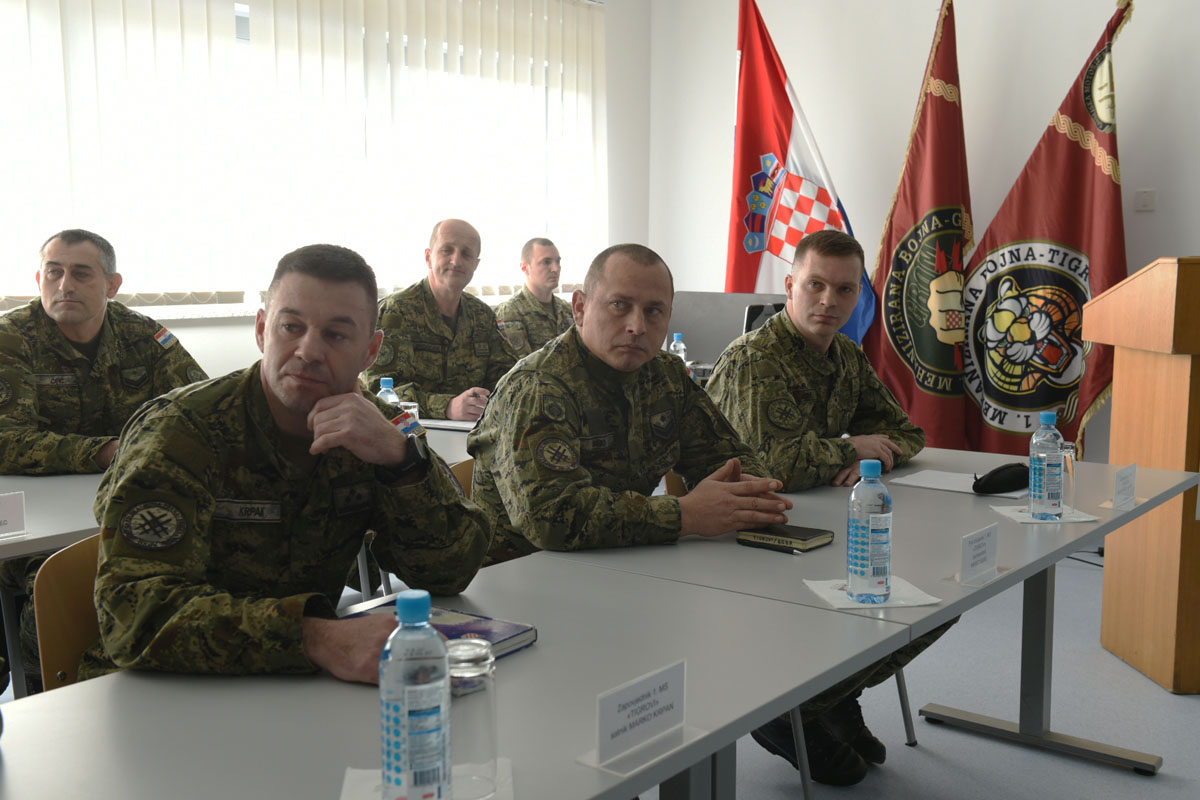 https://www.morh.hr/wp-content/gallery/ministar-krsticevic-posjetio-gardijsko-mehaniziranu-brigadu-u-petrinji-2/petrinja_03032017_11.jpg