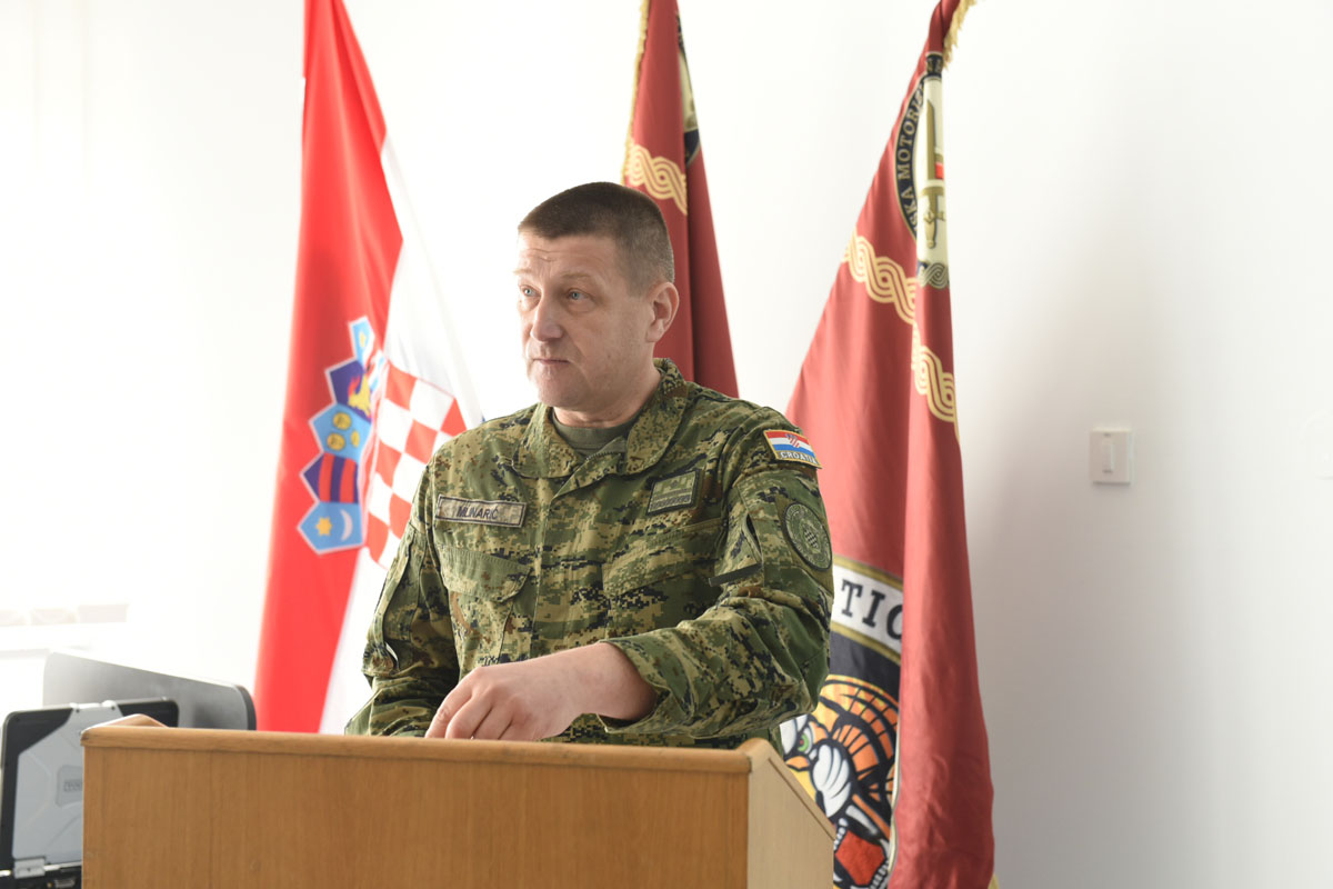 https://www.morh.hr/wp-content/gallery/ministar-krsticevic-posjetio-gardijsko-mehaniziranu-brigadu-u-petrinji-2/petrinja_03032017_13.jpg
