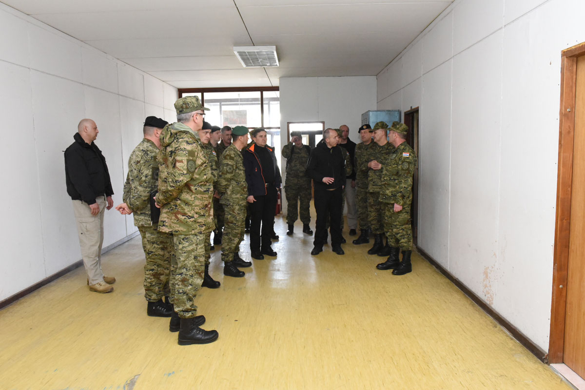 https://www.morh.hr/wp-content/gallery/ministar-krsticevic-posjetio-gardijsko-mehaniziranu-brigadu-u-petrinji-2/petrinja_03032017_18.jpg