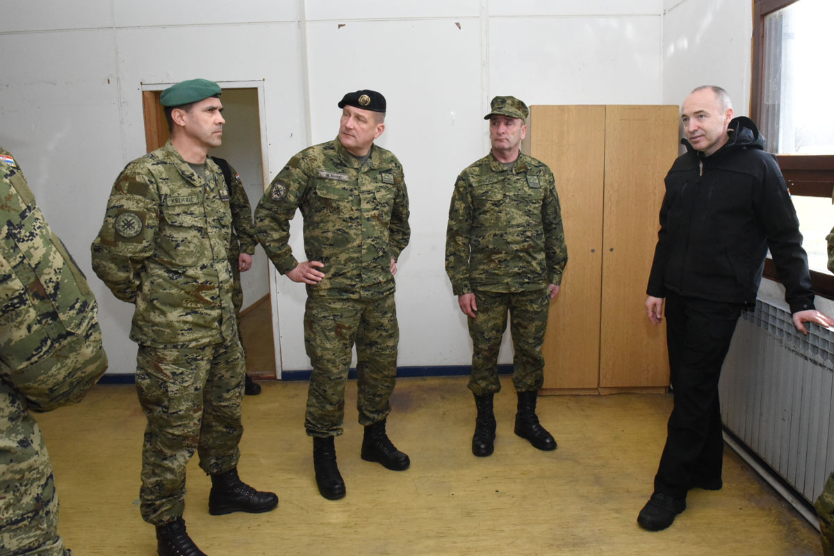 https://www.morh.hr/wp-content/gallery/ministar-krsticevic-posjetio-gardijsko-mehaniziranu-brigadu-u-petrinji-2/petrinja_03032017_19.jpg