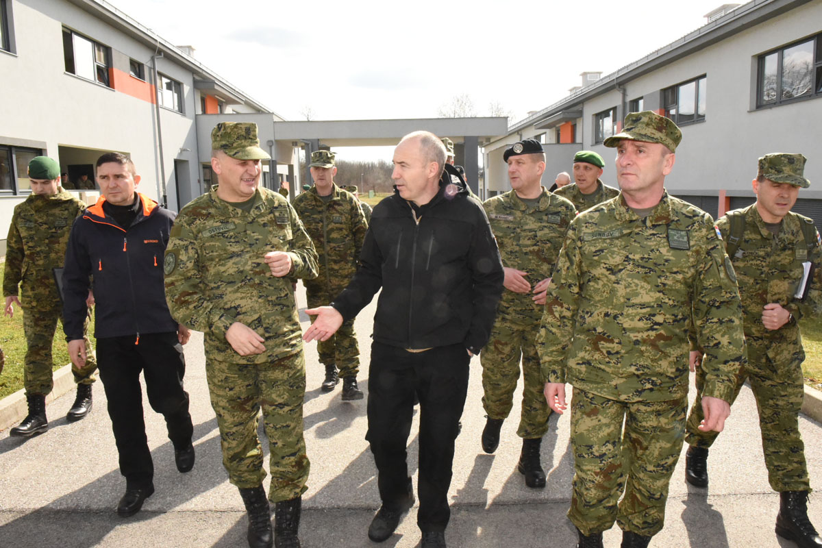 https://www.morh.hr/wp-content/gallery/ministar-krsticevic-posjetio-gardijsko-mehaniziranu-brigadu-u-petrinji-2/petrinja_03032017_20.jpg