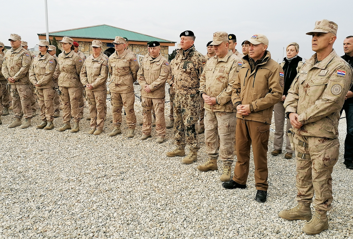 https://www.morh.hr/wp-content/gallery/ministar-krsticevic-posjetio-hrvatske-vojnike-u-kampu-marmal-u-afganistanu/20191218_afganistan_01.jpg
