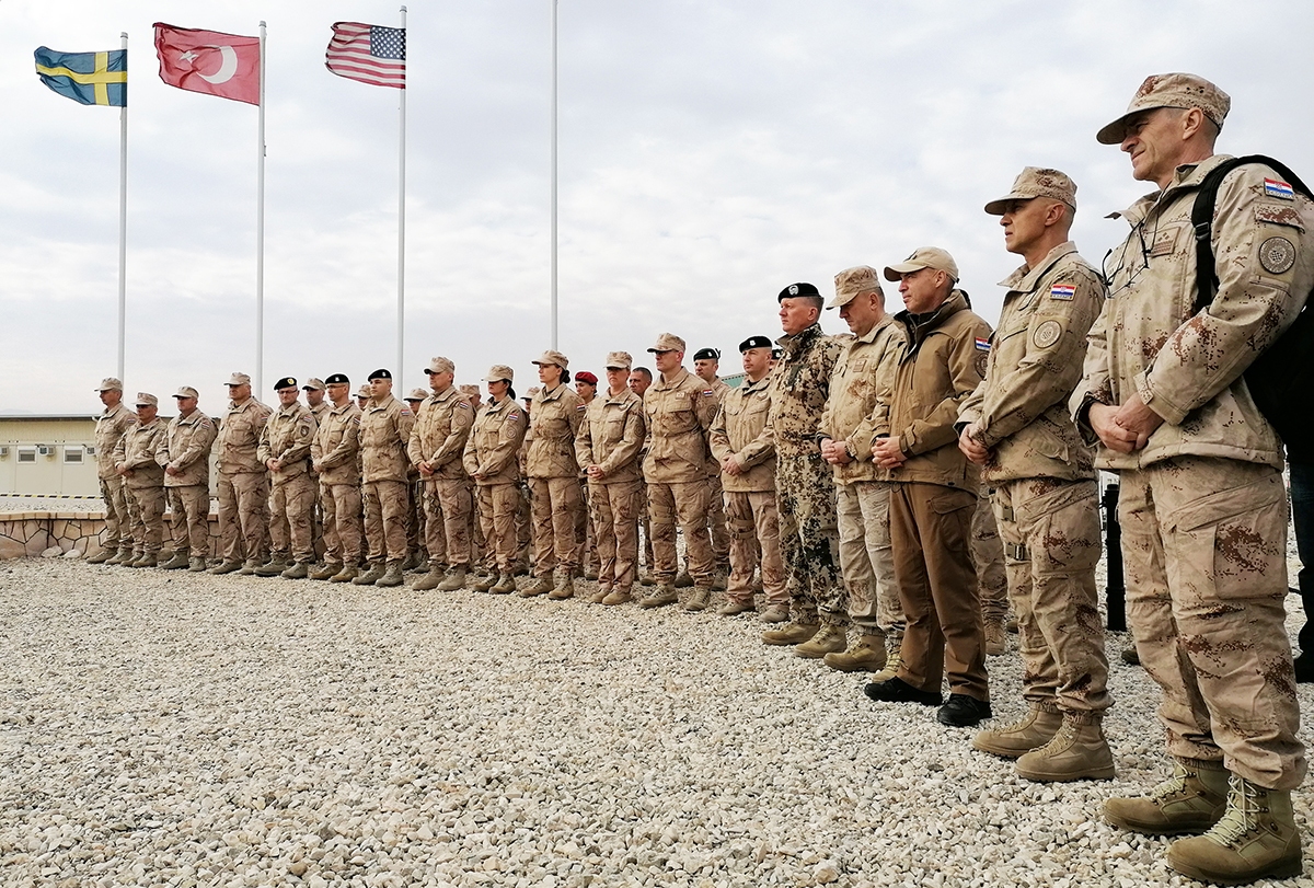 https://www.morh.hr/wp-content/gallery/ministar-krsticevic-posjetio-hrvatske-vojnike-u-kampu-marmal-u-afganistanu/20191218_afganistan_02.jpg
