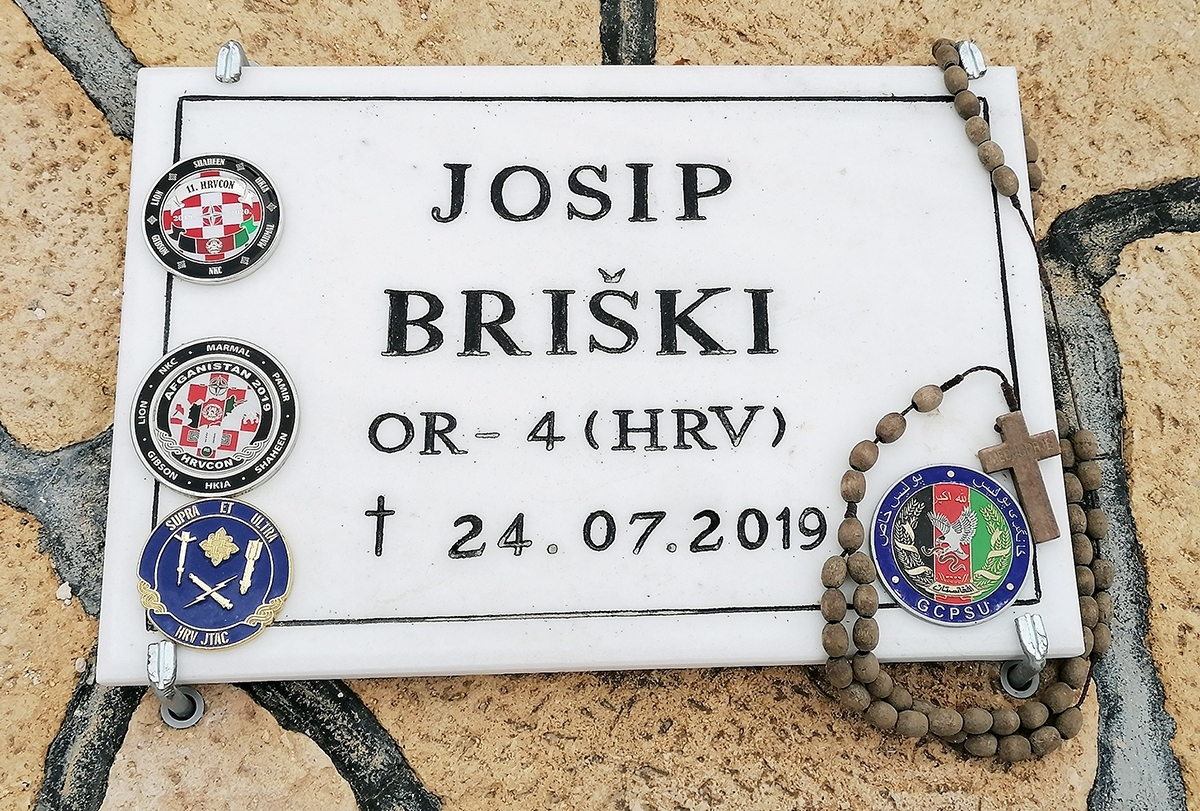 https://www.morh.hr/wp-content/gallery/ministar-krsticevic-posjetio-hrvatske-vojnike-u-kampu-marmal-u-afganistanu/20191218_afganistan_04.jpg