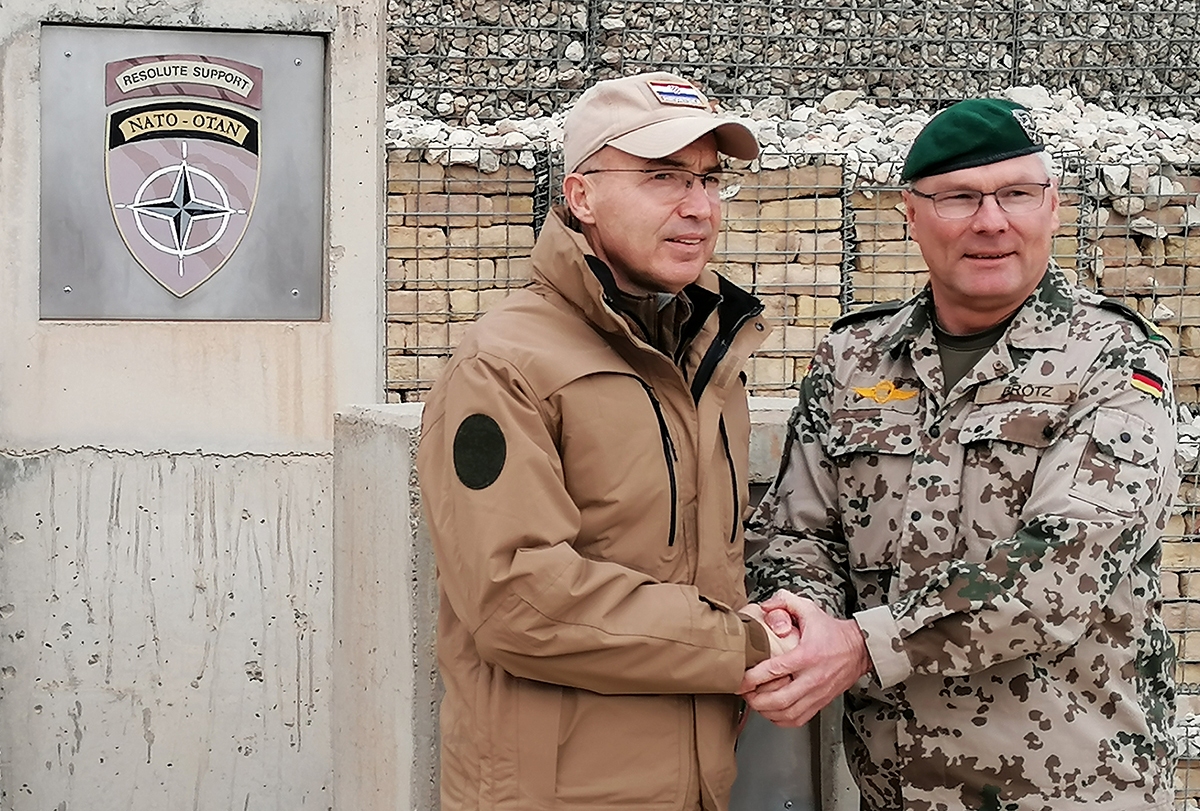https://www.morh.hr/wp-content/gallery/ministar-krsticevic-posjetio-hrvatske-vojnike-u-kampu-marmal-u-afganistanu/20191218_afganistan_06.jpg