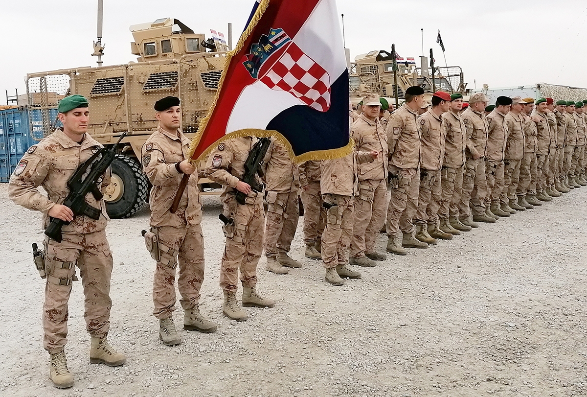 https://www.morh.hr/wp-content/gallery/ministar-krsticevic-posjetio-hrvatske-vojnike-u-kampu-marmal-u-afganistanu/20191218_afganistan_07.jpg