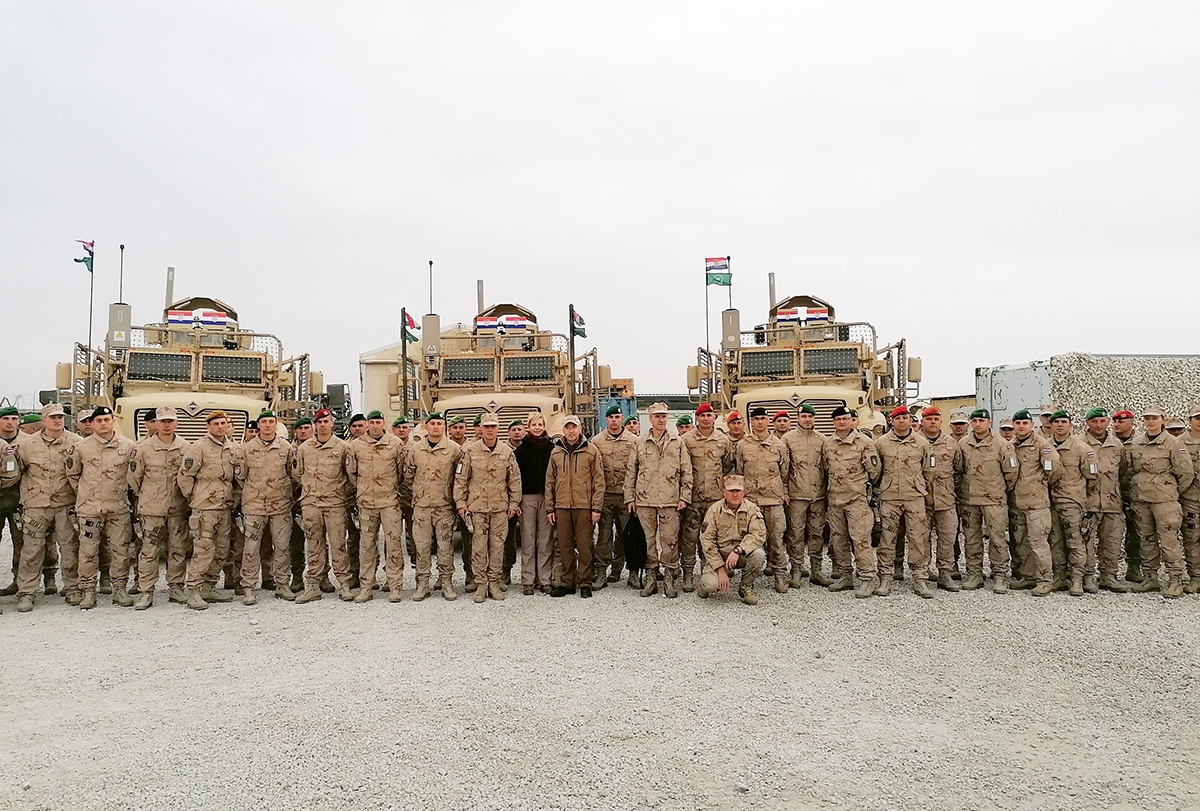 https://www.morh.hr/wp-content/gallery/ministar-krsticevic-posjetio-hrvatske-vojnike-u-kampu-marmal-u-afganistanu/20191218_afganistan_09.jpg