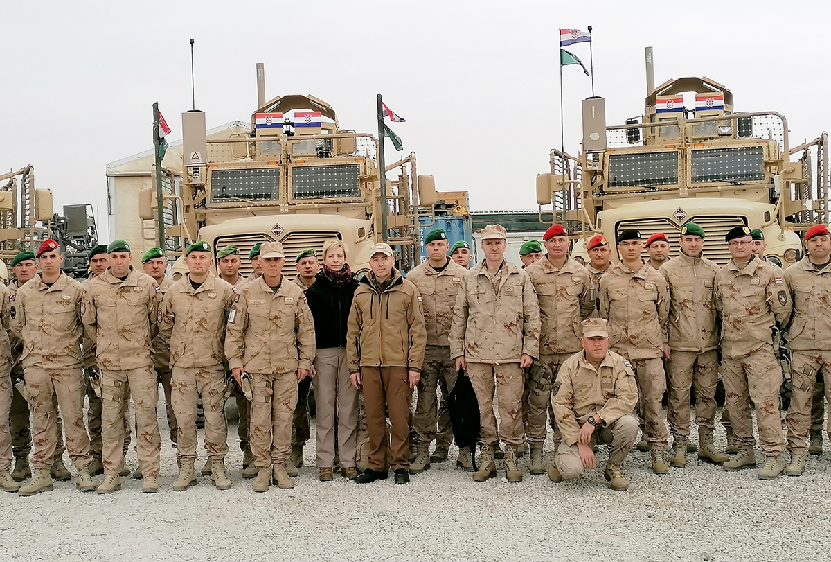 https://www.morh.hr/wp-content/gallery/ministar-krsticevic-posjetio-hrvatske-vojnike-u-kampu-marmal-u-afganistanu/20191218_afganistan_10.jpg