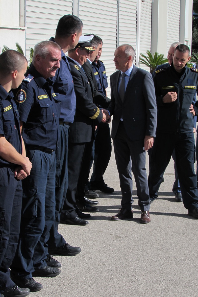 https://www.morh.hr/wp-content/gallery/ministar-krsticevic-posjetio-javnu-vatrogasnu-postrojbu-split/posjeta_ministra_krsticevica_vatrogascima_25102018_01.jpg