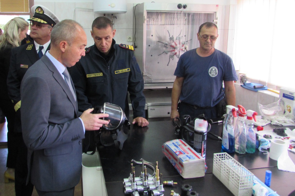 https://www.morh.hr/wp-content/gallery/ministar-krsticevic-posjetio-javnu-vatrogasnu-postrojbu-split/posjeta_ministra_krsticevica_vatrogascima_25102018_03.jpg