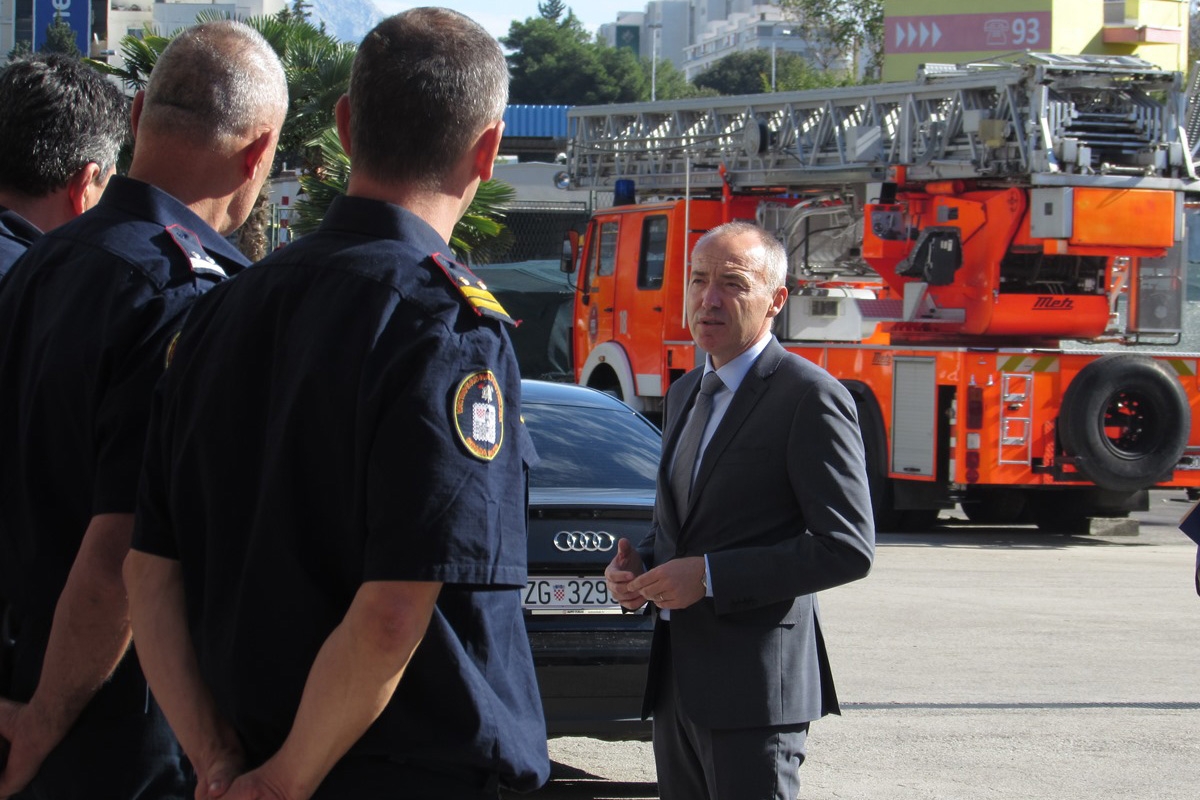 https://www.morh.hr/wp-content/gallery/ministar-krsticevic-posjetio-javnu-vatrogasnu-postrojbu-split/posjeta_ministra_krsticevica_vatrogascima_25102018_06.jpg