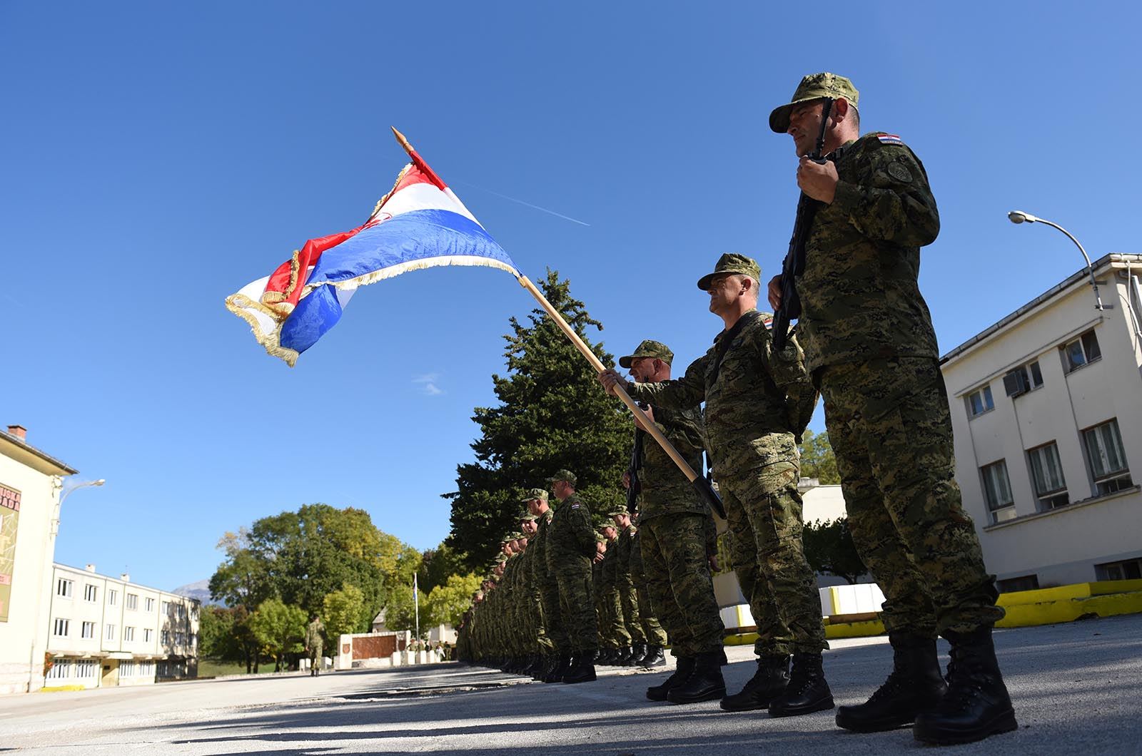 https://www.morh.hr/wp-content/gallery/ministar-krsticevic-posjetio-pricuvnike-hrvatske-vojske-na-obuci/ministar_krsticevic_pricuva_hv_osrh_190719_01.jpg
