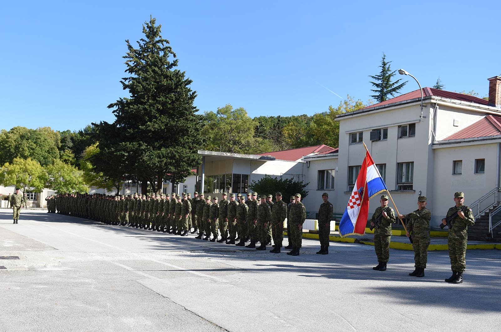 https://www.morh.hr/wp-content/gallery/ministar-krsticevic-posjetio-pricuvnike-hrvatske-vojske-na-obuci/ministar_krsticevic_pricuva_hv_osrh_190719_02.jpg