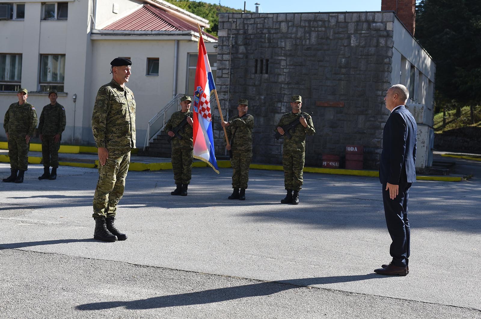 https://www.morh.hr/wp-content/gallery/ministar-krsticevic-posjetio-pricuvnike-hrvatske-vojske-na-obuci/ministar_krsticevic_pricuva_hv_osrh_190719_03.jpg